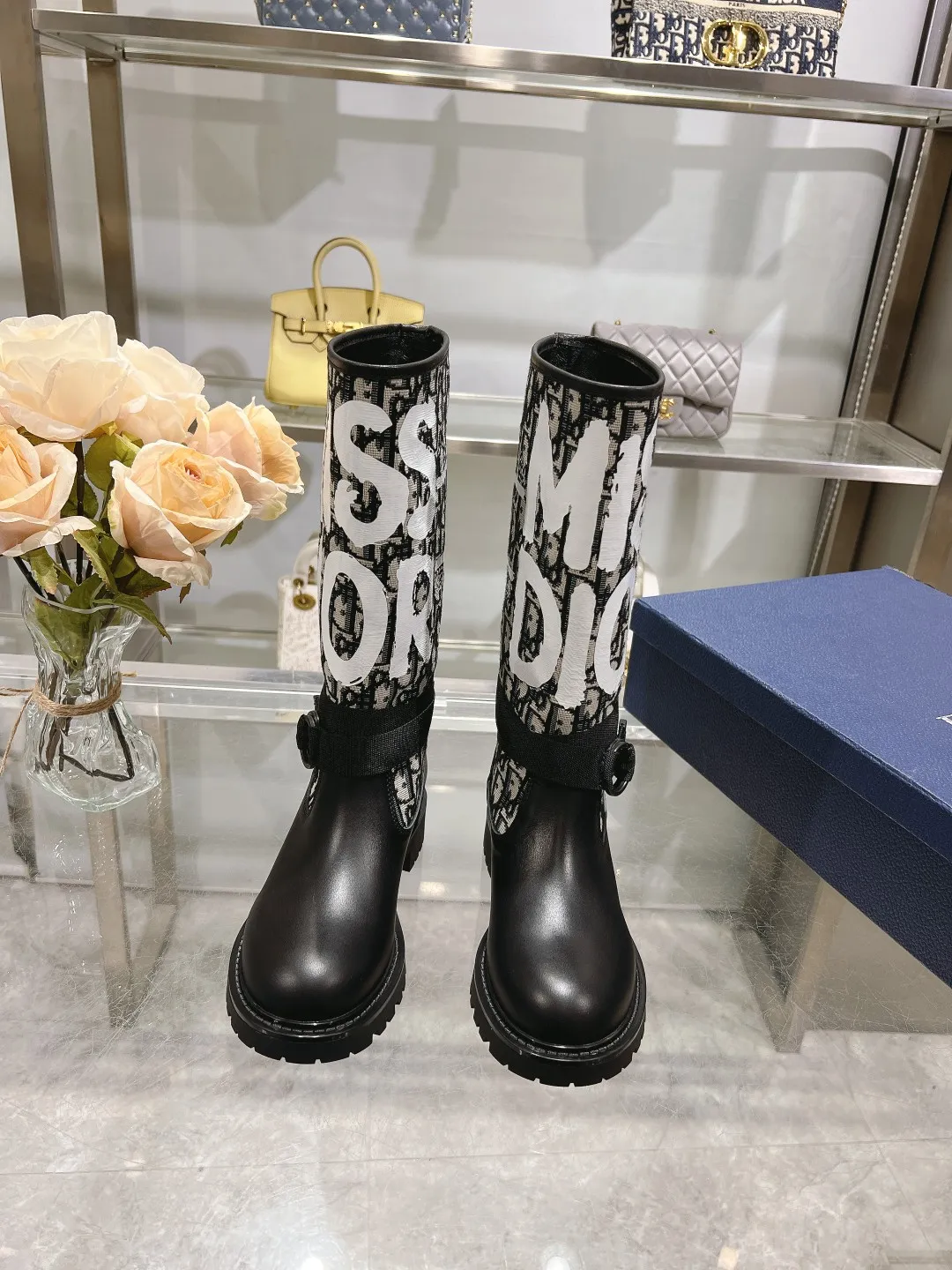 👟👟Ex-factory price 560👟👟 Dior color-blocking new boots for autumn and winter, the latest electric embroidery color-blocking letter logo for autumn and winter, round-toe high-top knight boots for women, Material: first-layer cowhide stitched with electric embroidery fabric, sheepskin lining for feet, original molded TPU outsole Size: 35-40 yards